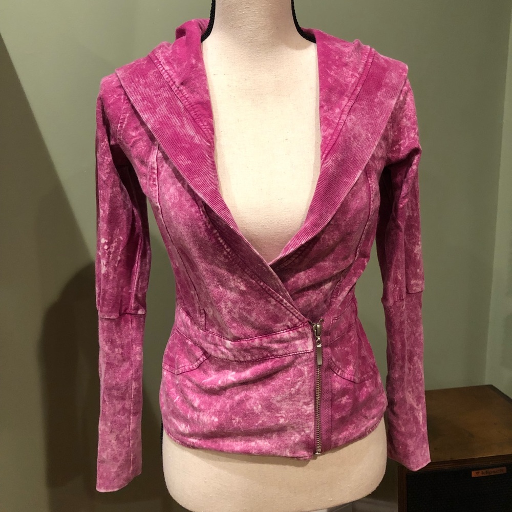 Gently worn pink hoodie with side zip⭐️